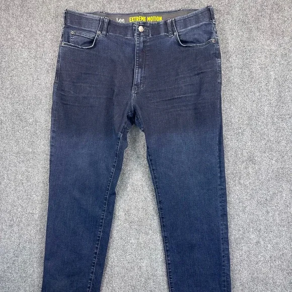 Lee Extreme Motion Men's 42x32 Dark Wash Athletic Fit Tapered Leg Jeans Stretch - Picture 2 of 15